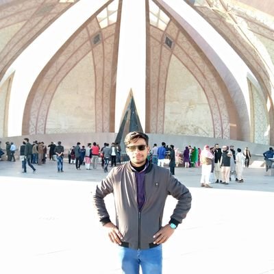 بنے ہیں اہلِ ہوس مدعی بھی منصف بھی
کسے وکیل کریں کس سے منصفی چاہیں