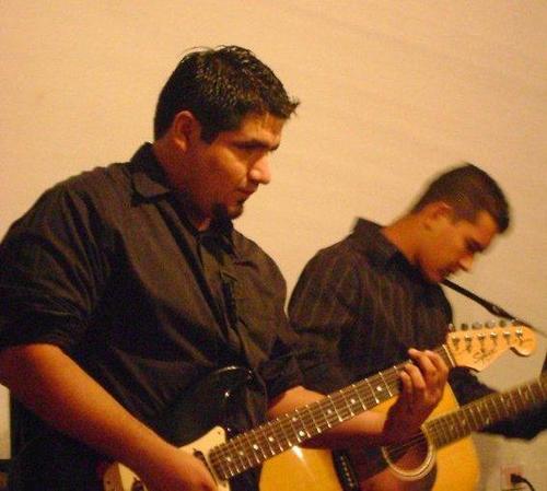 Musico guitarrista, estudio en la UAT en UAMCAV