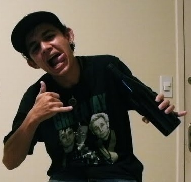Futuro estudante de Jornalismo e apaixonado pelo bom e velho Rock 'n' Roll. aah e ja que ta aqui, passa a grana pra bira! anda anda...