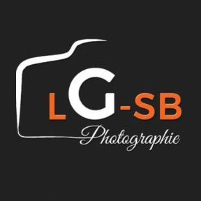 Photographe de reportages professionnel autodidacte, spécialisé en événements, mariage, baptême, entreprise et dépêché en tant que pigiste pour Midi-Libre.