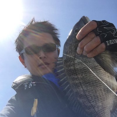 魚釣りやアウトドアの楽しさを発信するために活動している二児の父です。 魚釣り、格闘技、X JAPAN、食べること飲むこと、家族が大好き。尊敬する人はYOSHIKIさん、本田圭介さん、朝倉未来さん。夢は世界一の父ちゃんになることです。