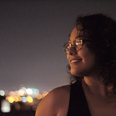 Fan de la fotografía y la poesía. Siempre diré que sí para ir por un café. 🖤