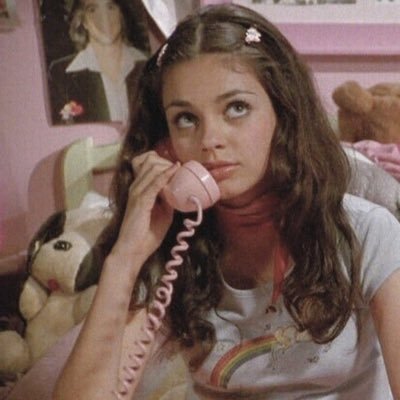 esnymeg's profile picture. she lives in daydreams with me.