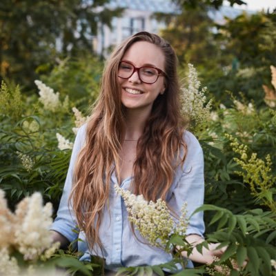 Dasha || booktuber (occasionally)🤠 co-host of @gotathon and @witcherathon ⚔️