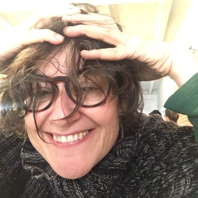 Enamorada de les paradoxes i dels retombs que dóna la vida. Mare. Curiosa. Rebel. Inspectora de Serveis Socials. Psicòloga psicoanalista.