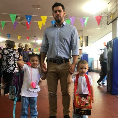 Papá de Lara, Amanda y Gabriel.
Hamburguesero, Musiquero, Futbolero, Basquetbolero.
No me gusta la zanahoria pero hay que comer.