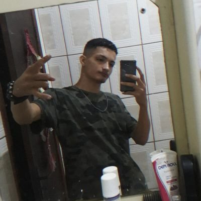 Um alguém em algum lugar procurando ser alguém.
🌹