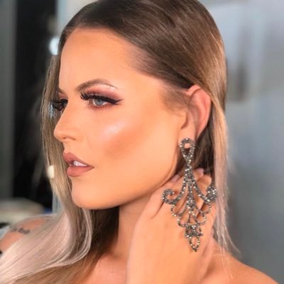 Publicitária, feminista, filiada ao PT, ativista pelos direitos das MULHERES e bolsofóbica. Faz o L!!! ♥️⭐️🚩