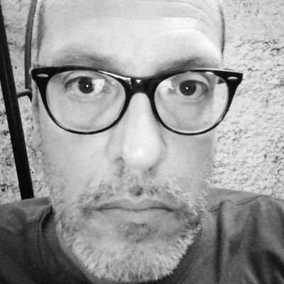 Abogado. Aburrido de tanto lumpen capitalista. Casado con Paula. Papá de Facundo, Emiliano y Violeta.