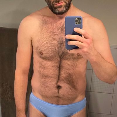 NSFW outlet for nudes. Slide into my DMs if you’d like. :)