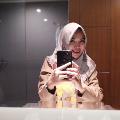 a mom of cute baby boy,
a happy wife,
a milineal teacher