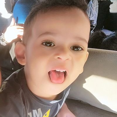 صابر ومبتسم حتي لا يري بي العدو الكآبة فيشمت بي، ولا يري بي الحبيب كآبة فيحزن لحزني .. 🌹🌹