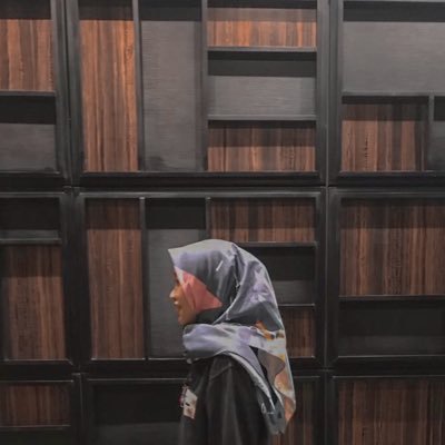 safirazhr's profile picture. -6strings1hole18frets-