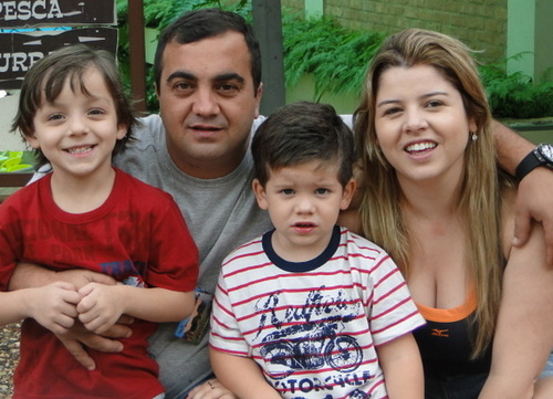 alebittencour's profile picture. Sou Alexandre 35 anos, moro no tambore, tenho um empresa de comunicaçao visual em Barueri, pai de 2 filhos o Alexandre e o Gustavo, minha esposa se chama Karina