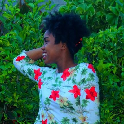 Je suis slameuse et j'adore les animaux. Ma couleur préférée est le noir uniquement parce qu'on ne trouve pas facilement des gens aimants cette couleur