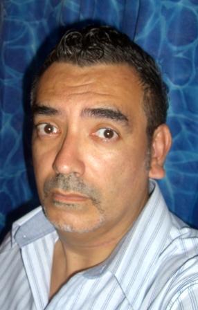 Un tipo normal, algo de común, pero poco corriente, de aquí, de allá y de acuyá.
Amante de la tecnología, arquitecto y diseñador empírico, soñador optimista.