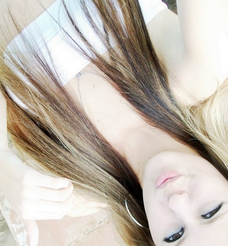 Posto tudo o que eu quiser. Não me comovo fácil, não sou do tipo que se importa com as opiniões dos outros. Se não gostou, chupa meu dedo. Sou legal.