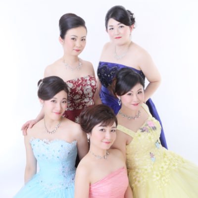 はじめまして。女声アンサンブルの『Klänge』(クレンゲ)です!Klängeとはドイツ語で響きという意味です。ソロでも活躍している声楽家5人が集まり(現在1人お休み中で4人!)美しい響きの重唱をお届けしております。 今後の演奏活動などをお知らせします。演奏ご依頼、ご質問等お気軽にDM、コメント下さい。
