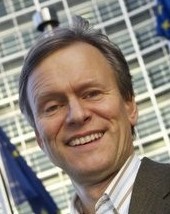frilansreporter, moderator och föreläsare om EU-frågor, tidigare utrikesreporter SVT foreign correspondent Swedish tv