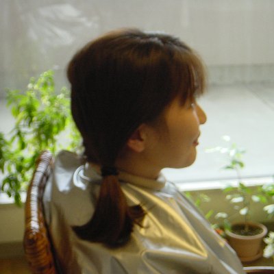 美容室や理容室で使っているカットクロス、ケープが好きで、それらをテーマに画像や映像を創っています。重ね着が好みかも。ツイートはかなり不定期、不規則です。掲載画像の無断転載等は固く禁じます❌。エロ垢や出会い垢は即ブロ❌。不適切なリプや一言DMは返信しませんよ。撮影に協力いただける被写体さん(女性)も募集しています。