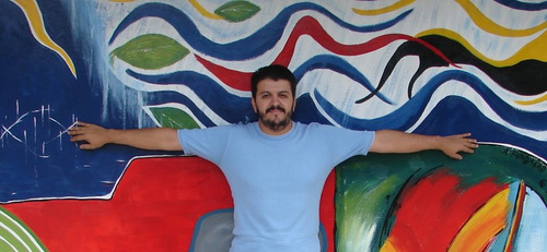 Jornalista, professor universitário, assessor parlamentar. Amante da natureza, dos animais e da música erudita