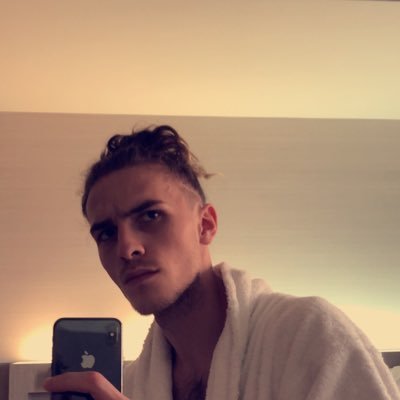 laffichateur's profile picture. Confinement c’est pas cadeau ça dit quoi sur Twitter ?