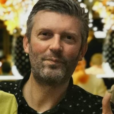 Echtgenoot en papa, schoolleider WereldKidz Meent Maarn, coach en vrijwilliger bij Saestum, voorzitter en speler zvv Portion System, AZ supporter, Vaalttrapper
