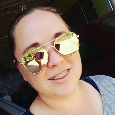 tenho 27 anos e solteira, formada em gestão empresarial, gestão de recursos humanos... amo rádio, esportes e cachorros ... vivendo um dia de cada vez