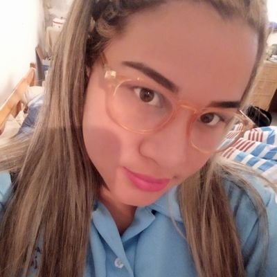 me gusta cantar
ojos marorres claro 
chiquita