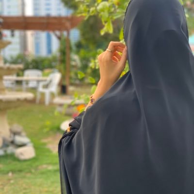 أنا الصواب والخطأ، أنا الداء والدواء، القُرب والبُعد، أجمع الأضداد في آن واحد ولستُ شيئاً تستطيع حصره🍃