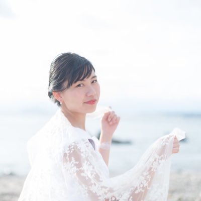 絵を描く。服を描く。服を作る。好きな服を着たらいい。個性を活かせる服が好き。Tocolate:Chocolateみたいに甘くてワクワクする線と色で作る。#iPadmate