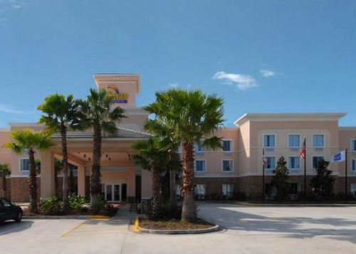 The Sleep Inn & Suites® hotel is ideally located on Fleming Island, just a few minutes from the county seat of Green Cove Springs and only 30 minutes from downt