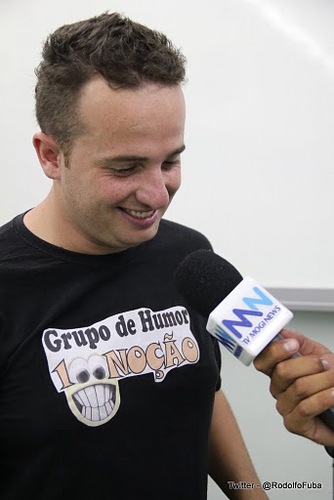 Professor,humorista,jogador de basquete e odeio quem me odeia..