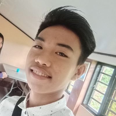 medyo matangkad na makisig at medyo malaki ang ang katawan at medyo palatawa at mapag biro...