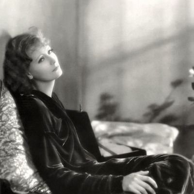 Love old movies, especially pre code. Secretly wanting Jean Harow's wardrobe. Greta Garbo is my inspo