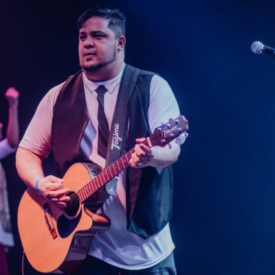 Cristão, Pastor, casado com a Miriã, músico desde de sempre, gosto de computador, e tem uma frase que eu me amarro! O jovem santo é a cura para o velho pecador.