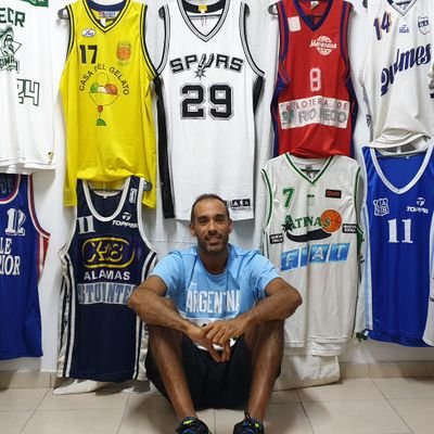 Ex Jugador de básquet , me encanta el fútbol , coleccionista de camisetas de básquet , hincha de River Plate .