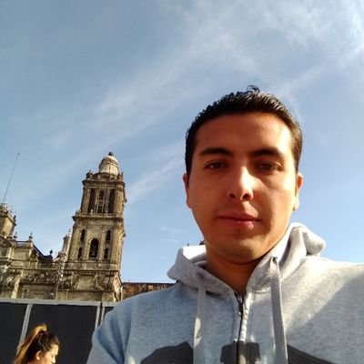 desarrollador web, tecnología y videojuegos, el futbol y caminar en el parque.