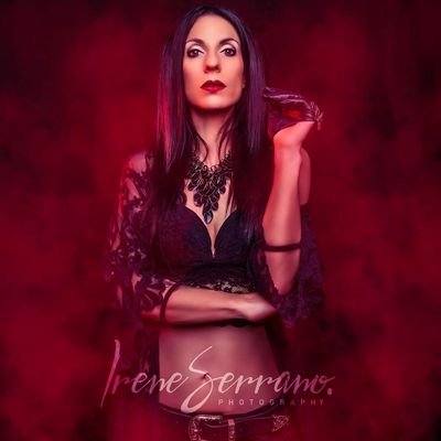 Fotógrafa de directos y diseñadora gráfica. Fotógrafa en Empire, Metal Hammer, Popular1.Amante empedernida de la música, me evado tocando mi Clavinova