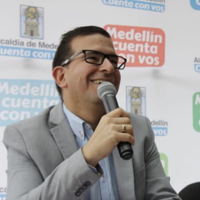 Ingeniero Ambiental, Especialista en Finanzas Consultor Ambiental. Secretario de Medio Ambiente de Medellin 2017-2019.