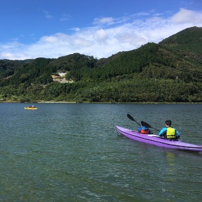 かがみのツーリズムが運営する公式ツイッターです。岡山県北部の町、鏡野町（かがみのちょう）で、ウランガラスの体験や岩井滝・苫田ダムなど案内人付きプランの企画をしています☆ツイッターでは主に鏡野町の魅力やイベント情報などについてつぶやきます。ダム・滝・山野草・登山等について興味あり☆フォローさせてください