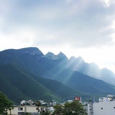 De un joven ciudadano ن
-Firme en la crítica, inteligente en la palabra-
UN POCO DE LO QUE SUCEDE AL PIE DEL CERRO DE LAS MITRAS
vecinodcumbres@gmail.com