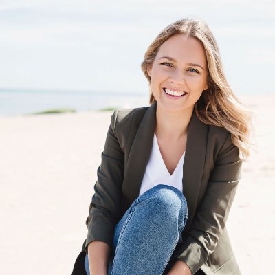 elizabethdart_'s profile picture. Mum, INFJ, comms & content specialist and #Deakin alumni 💫