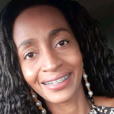 Mãe da Ana Luisa, Pedagoga, cristã, esposa de Glaukio Lima de Oliveira, funcionária pública, Mãe de Pietro e Pedro e muitas outras coisas...