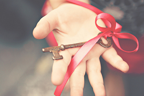 frasessempre's profile picture. “O amor é irracional, quanto mais você ama alguém, menos tudo faz sentido!”