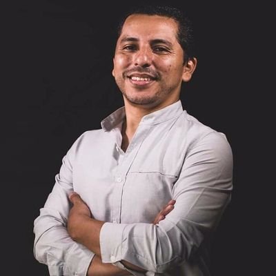 Escribo, canto, tomo fotos y pienso un poco, pero nada me sale también como COMER. Soy más optimista que Publicista, pero lo que hago con pasión me sale bien.