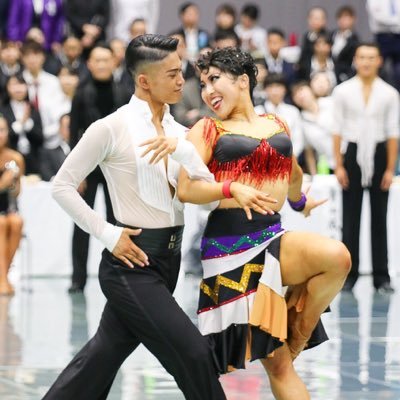 日本女子大学競技ダンス部 Standard 4年 さやかさん 女子力の極み 正真正銘お嬢様 さやかさーーん さやかさんの煌びやかな踊りは 見る者を惚れ惚れさせ お嬢様を彷彿とさせます また ドレスや小物 髪型などのトータル