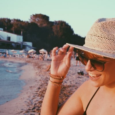 Ella | Endometriòsica | Feminista | Aprenent de tieta | Especialista en gènere | futura antropòloga mèdica