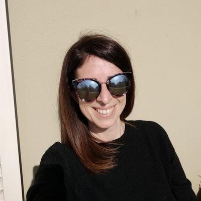 50 kg di malinconia accarezzati da una sensibile pelle di ottimismo. Questa sono io: scrivo, leggo, sorrido, viaggio, amo, spero, ricordo e a volte piango.