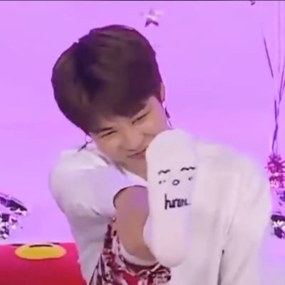 Paintedrosesss's profile picture. 너는나 나는 너 - 🔮- @bts_twt